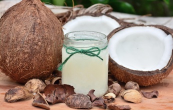 Sự thật về tác dụng dưỡng trắng và trị mụn của dầu dừa